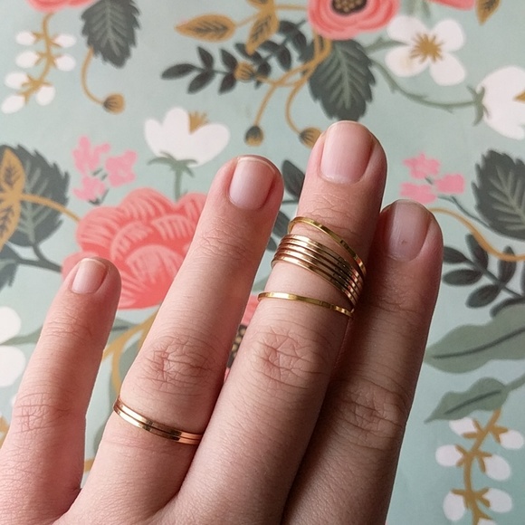Gold thin set of 8 dainty midi rings - Picture 2 of 5